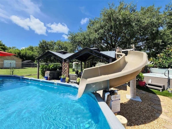 Outdoor pool - Heated Pool, Jacuzzi & Sauna! Tampa, FL (Lutz)