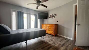 House, Multiple Beds, Pool Access, Garden View (2115 Karen Dr) | 3 bedrooms, individually decorated, individually furnished, bed sheets