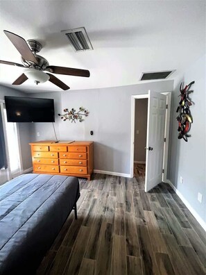 House, Multiple Beds, Pool Access, Garden View (2115 Karen Dr) | 3 bedrooms, individually decorated, individually furnished, bed sheets