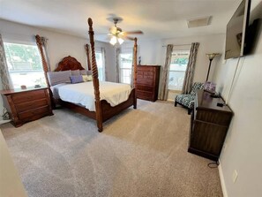 House, Multiple Beds, Pool Access, Garden View (2115 Karen Dr) | 3 bedrooms, individually decorated, individually furnished, bed sheets - Heated Pool, Jacuzzi & Sauna! Tampa, FL (Lutz)