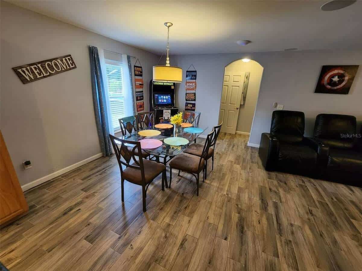 Rumah, Beberapa Tempat Tidur, akses ke kolam renang, pemandangan kebun (2115 Karen Dr) | Interior