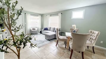 House, Multiple Beds, Kitchen, Garden View (13921 19th st #2 ) | Living area