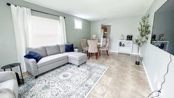 House, Multiple Beds, Kitchen, Garden View (13921 19th st #2 ) | Living area