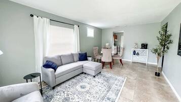 House, Multiple Beds, Kitchen, Garden View (13921 19th st #2 ) | Living area