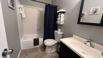 House, Multiple Beds, Kitchen, Garden View (13921 19th st #2 ) | Bathroom | Towels