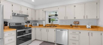 Brooksville Oasis! 3 Bedroom, Heated Pool Home