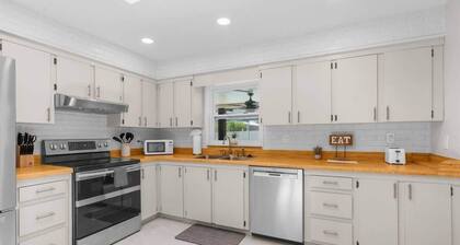 Brooksville Oasis! 3 Bedroom, Heated Pool Home