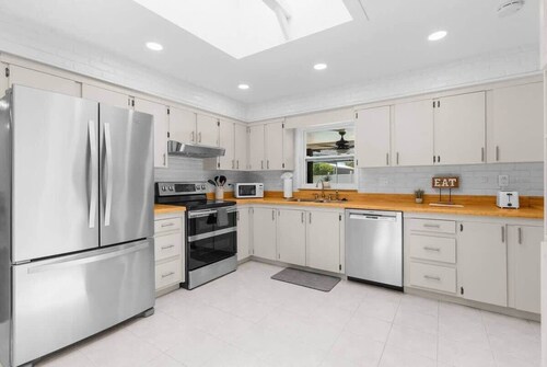 Brooksville Oasis! 3 Bedroom, Heated Pool Home