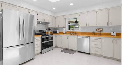 Brooksville Oasis! 3 Bedroom, Heated Pool Home