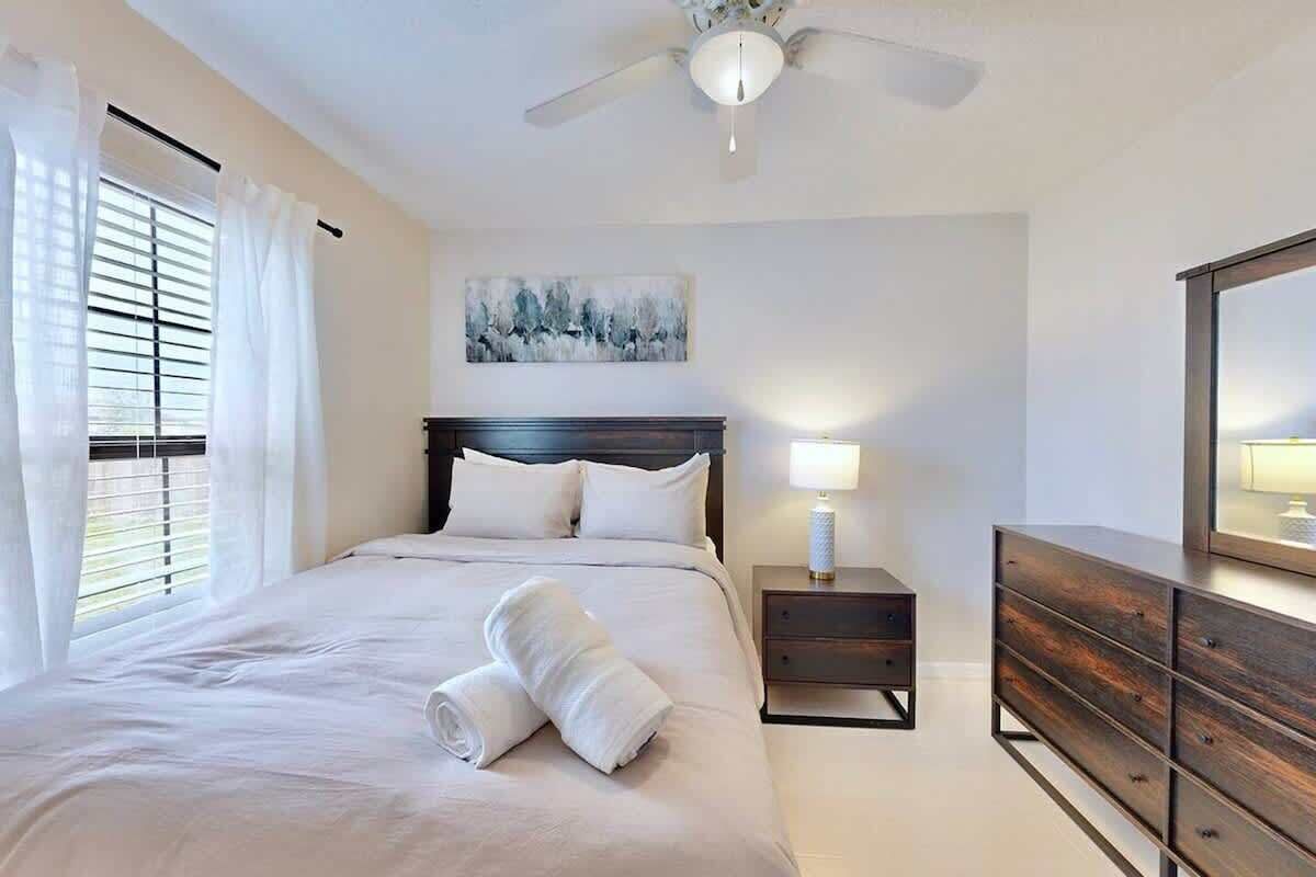 Casa, várias camas, varanda, vista para o jardim (6354 Enterprise Dr) | 3 quartos, individualmente decorados, individualmente mobiliados