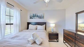 Casa, várias camas, varanda, vista para o jardim (6354 Enterprise Dr) | 3 quartos, individualmente decorados, individualmente mobiliados