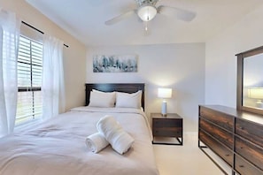 Casa, varias camas, patio, vista al jardín (6354 Enterprise Dr) | 3 habitaciones, decoración personalizada y muebles diferentes