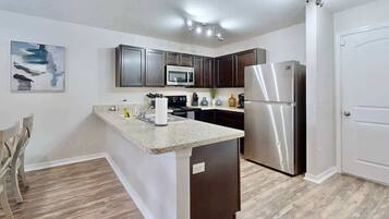 House, Multiple Beds, Patio, Garden View (6354 Enterprise Dr) | Private kitchen | Coffee/tea maker