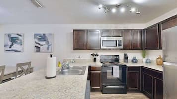 Rumah, Beberapa Tempat Tidur, patio, pemandangan kebun (6354 Enterprise Dr) | Dapur pribadi | Mesin pembuat kopi/teh