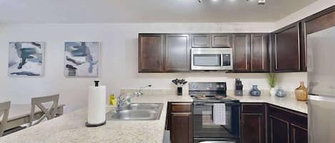 Maison, Plusieurs lits, patio, vue sur le jardin (6354 Enterprise Dr) | Cuisine privée | CafetiÚre-théiÚre