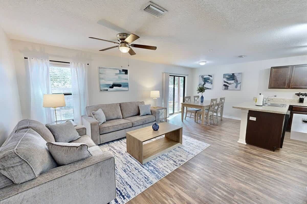 Casa, varias camas, patio, vistas al jardín (6354 Enterprise Dr) | Zona de estar