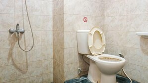 A bathroom with a toilet, a shower, and a no-smoking sign. - Igor Backpacker (Cidadap)