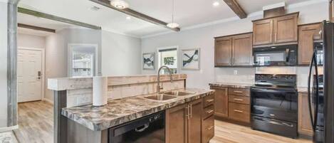 Maison, plusieurs lits, accès piscine, vue piscine (10043 Collingwood) | Cuisine privée | Cafetière/bouilloire