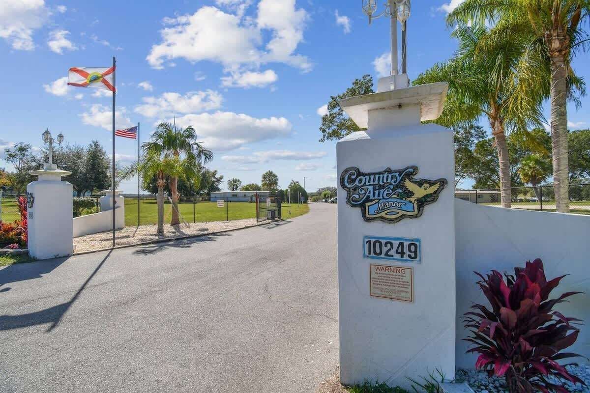 Une entrée fermée par un portail, sur laquelle on peut lire l’inscription « County Ave Marina » et le numéro « 10249 ».