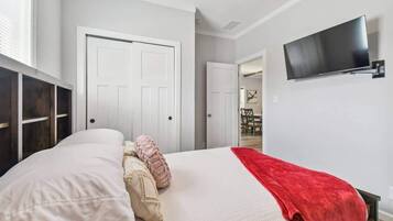 House, Multiple Beds, Pool Access, Pool View (10043 Collingwood) | 2 bedrooms, individually decorated, individually furnished, bed sheets