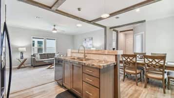 House, Multiple Beds, Pool Access, Pool View (10043 Collingwood) | Interior