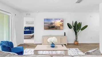 Casa, varias camas, cocina, vistas al jardín (13097 Scottville St) | Zona de estar