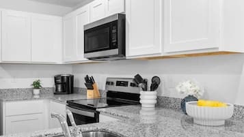 Nhà, nhiều giường, bếp, quang cảnh vườn (13097 Scottville St) | Bếp riêng | Dụng cụ pha cà phê/trà