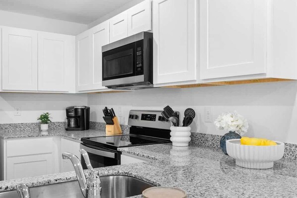 House, Multiple Beds, Kitchen, Garden View (13097 Scottville St) | Private kitchen | Coffee/tea maker