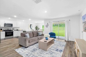 منزل - عدة أسرّة - بمطبخ - منظر للحديقة (13097 Scottville St) | منطقة المعيشة