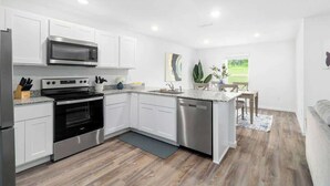 Rumah, Beberapa Tempat Tidur, dapur, pemandangan kebun (13097 Scottville St) | Dapur pribadi