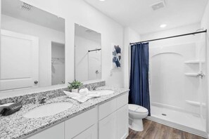 Rumah, Beberapa Tempat Tidur, dapur, pemandangan kebun (13097 Scottville St) | Kamar mandi | Handuk