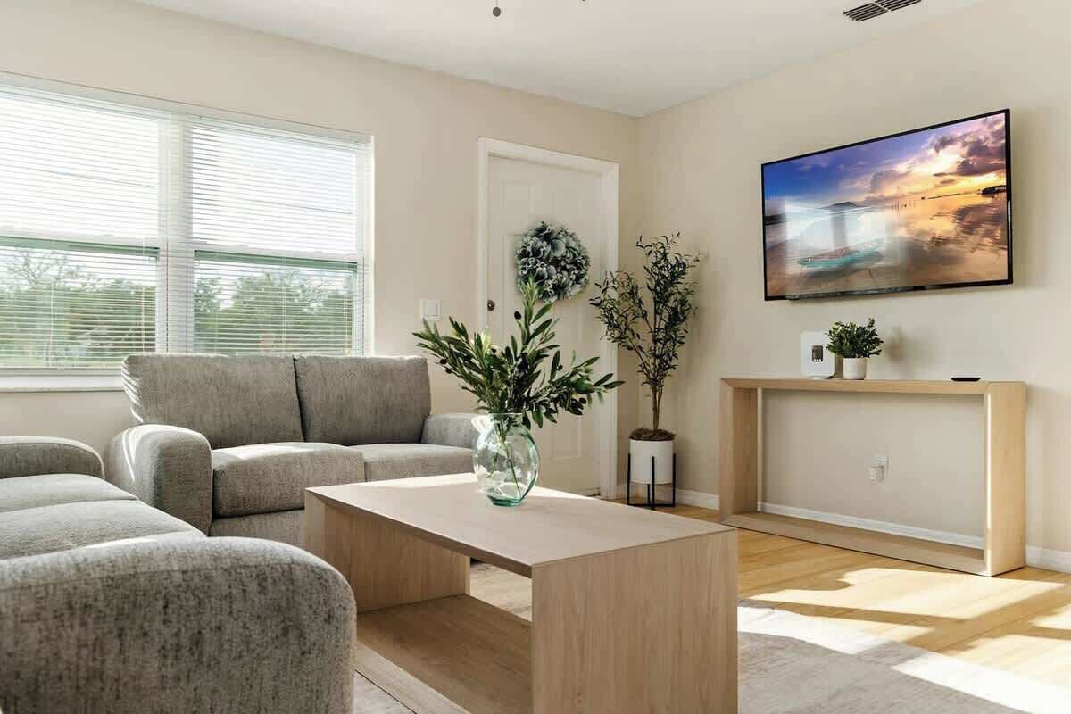 Rumah, Beberapa Tempat Tidur, dapur, pemandangan kebun (5532 20th st) | Area keluarga