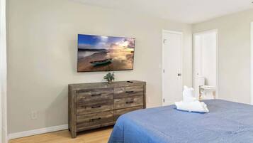 House, Multiple Beds, Kitchen, Garden View (5532 20th st) | 2 bedrooms, individually decorated, individually furnished, bed sheets