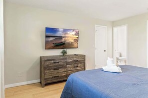 House, Multiple Beds, Kitchen, Garden View (5532 20th st) | 2 bedrooms, individually decorated, individually furnished, bed sheets