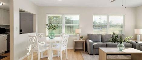 Huis, Meerdere bedden, keuken, uitzicht op tuin (5532 20th st) | Woonruimte