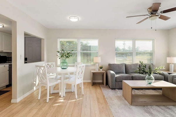 House, Multiple Beds, Kitchen, Garden View (5532 20th st) | Living area