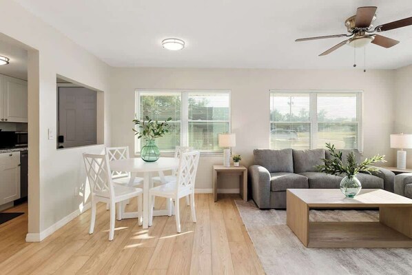 House, Multiple Beds, Kitchen, Garden View (5532 20th st) | Living area