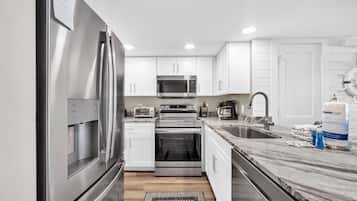 House, Multiple Beds (Pirate Cove Villas #111) | Private kitchen