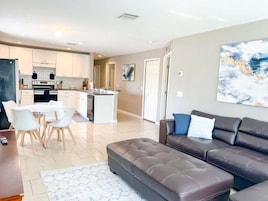 Casa, várias camas, cozinha, vista para o jardim (37132 Grassy Hill ) | Área de estar