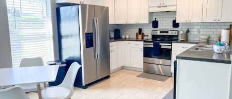 Rumah, Beberapa Tempat Tidur, dapur, pemandangan kebun (37132 Grassy Hill ) | Dapur pribadi | Lemari es, microwave, oven, dan kompor