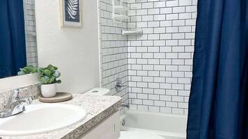 House, Multiple Beds, Kitchen, Garden View (37132 Grassy Hill ) | Bathroom | Towels