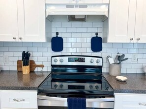 House, Multiple Beds, Kitchen, Garden View (37132 Grassy Hill ) | Private kitchen | Fridge, microwave, oven, stovetop