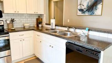 Casa, varias camas, cocina, vista al jardín (37132 Grassy Hill ) | Cocina privada | Refrigerador, microondas, horno y parrilla de estufa