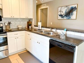 House, Multiple Beds, Kitchen, Garden View (37132 Grassy Hill ) | Private kitchen | Fridge, microwave, oven, stovetop