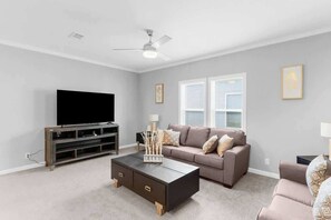 独立别墅, 多张床, 露台, 泳池景观 (10047 Collingwood ) | 起居区