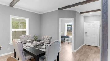 Rumah, Beberapa Tempat Tidur, patio, pemandangan kolam renang (10047 Collingwood ) | Tempat makan