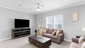 House, Multiple Beds, Patio, Pool View (10047 Collingwood ) | Living area