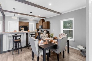 独立别墅, 多张床, 露  台, 泳池景观 (10047 Collingwood ) | 2 多间卧室、特色装修、特色家居、床单