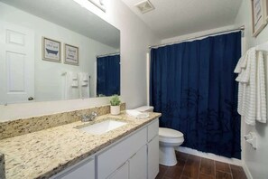 Casa, varias camas, patio, vistas al jardín (37135 Grassy Hill ) | Baño | Toallas
