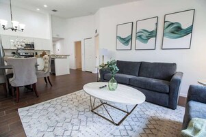 Casa, várias camas, varanda, vista para o jardim (37135 Grassy Hill ) | Área de estar | TV de tela plana 42 polegadas com canais digitais